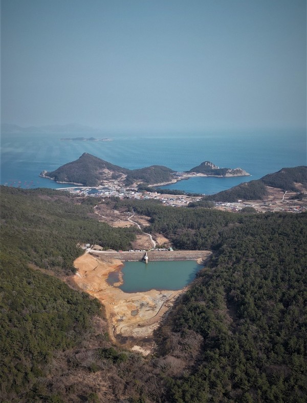 가뭄으로 바닥이 드러난 전남 완도의 한 저수지