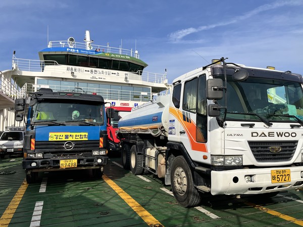 완도의 한 섬에서 배에 물차를 실어나르고 있다.