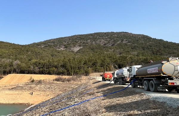 완도의 한 섬에서 물차를 동원해 저수지에 물을 채우고  있다. 