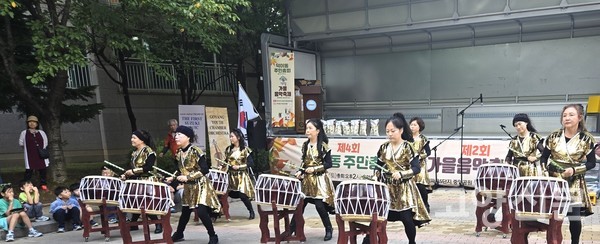 우렁찬 북소리로 이날 덕이동 가을음악축제의 힘찬 서막을 알렸다.