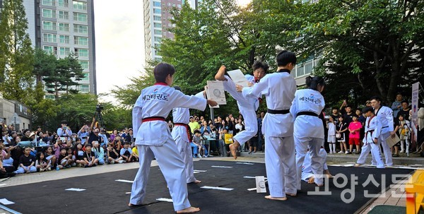 고난도 발차기를 보여준 덕이동 학생들.