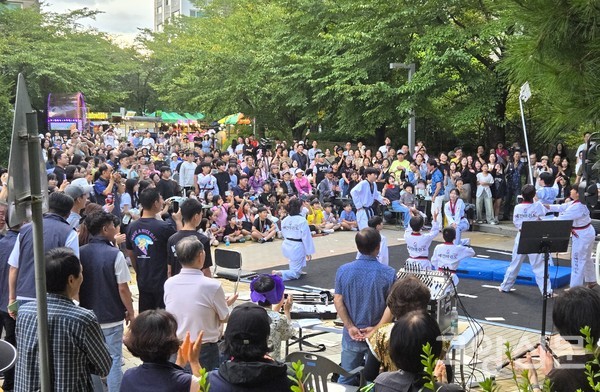 덕이동 학생들로 구성된 태권도 시범단의 발차기 시범은 이날 주민들의 열렬한 환호를 이끌어냈다.