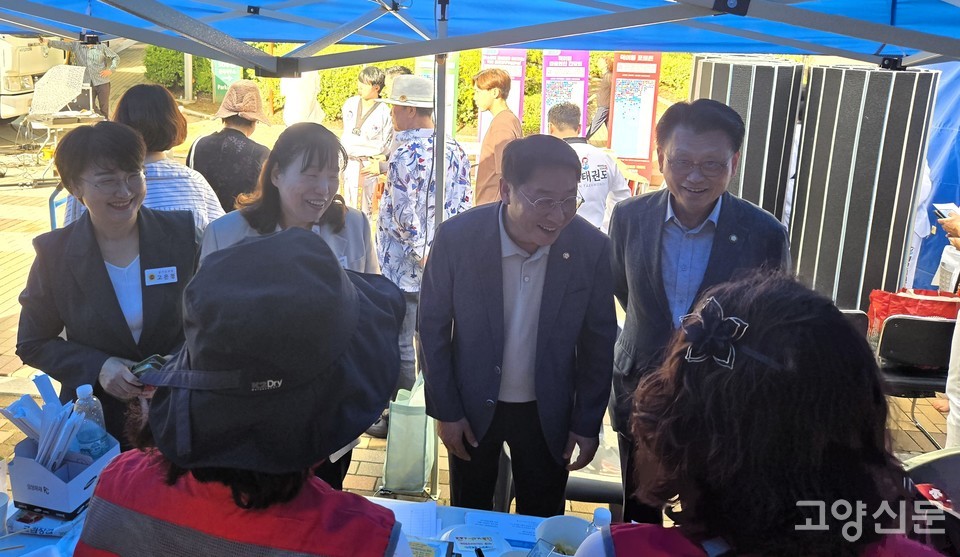 (왼쪽부터)고은정 경기도의원, 김미수 시의원, 김영환 국회의원, 김학영 시의원이 축제장을 둘러보고 있다.