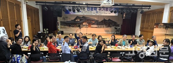 9월 인문학 강연을 마치고 귀쫑 회원들이 단체사진을 찍었다.