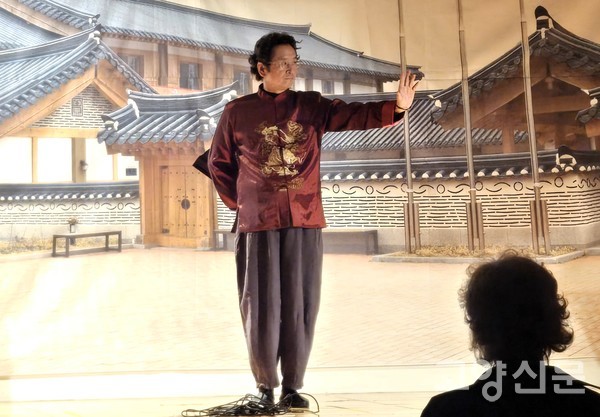 러키더키의 역동적인 태극선 공연.