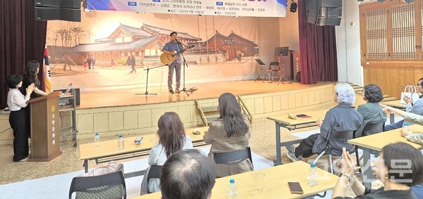 '나는 나비'를 열창한 조창현 회원.