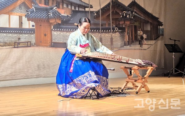 김명순씨의 가야금 연주.