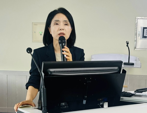 수상소감을 말하는 이영아 전 고양신문 대표 