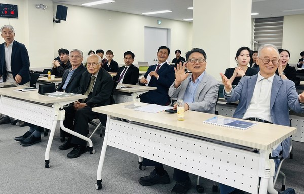 이날 청암송건호언론문화제에는 이부영 동아자유언론수호투쟁위원회(동아투위) 위원장, 김동현 뉴스타파재단 이사장, 김태진 청암언론문화재단 이사장 등 언론계 원로들이 대거 참석했다.