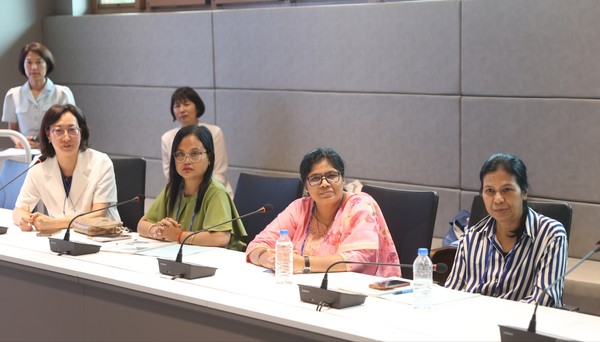 인도여성 공무원 초청 행사. 사진 맨 왼쪽 홍현정 연구원.
