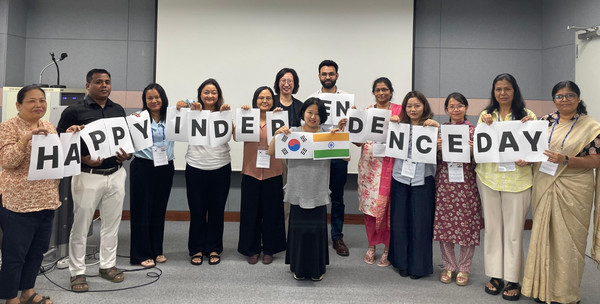 2025년 7월, 홍현정 연구원은 인도 정책공무원 11명을 초청한 연수 프로그램을 직접 기획·운영했다. 사회적기업진흥원, 임팩트 투자기관, 언니네텃밭, 나눔비타민 등 국내 여성 기반 현장을 탐방하며, 인도 공무원들은 한국의 여성기업 정책과 커뮤니티 모델을 직접 체험했다. 사진 맨 가운데 홍현정 연구원.