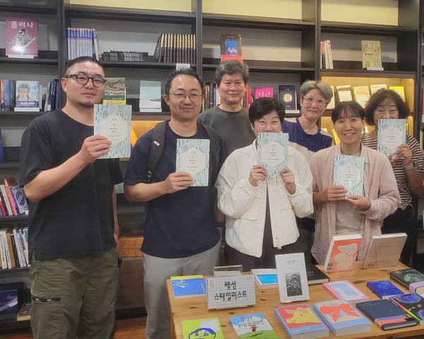 22일  『쫌앞서가는 가족』의 김수동 저자와 함께 책읽기 모임을 한 서로돌봄 커뮤니티 회원들.