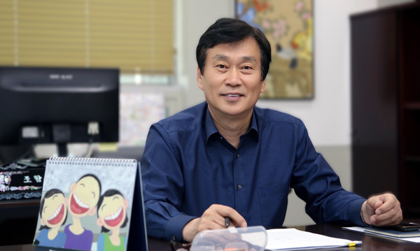 이석일 일산농협 조합장. 신뢰회복을 우선 가치로 삼고 조합원들과의 소통을 이어가고 있다.