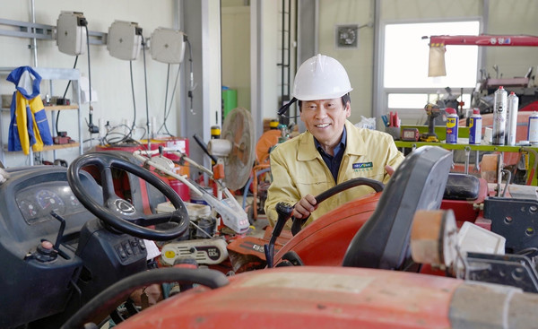 현장을 찾은 이석일 조합장이 본격적인 추수철을 앞두고 농기계 점검에 함께 나섰다.