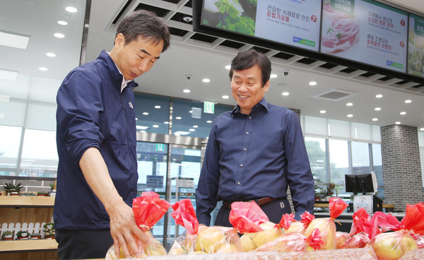권지선 고양시농업기술센터 소장(왼쪽)과 이석일 조합장이 일산농협 로컬푸드직매장 5호점에서 지역농산물에 대해 이야기를 나누고 있다. 