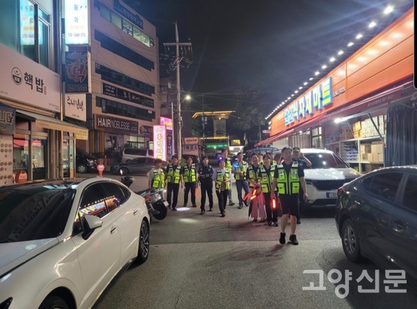 곽동현 경감이 관산동 자율방범대원들과 마을안전을 살피고 있다.