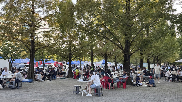 막걸리축제를 찾은 관람객들이 질서정연하게 막걸리를 즐기고 있다.