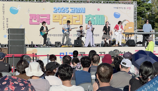 막걸리축제에서 흥을 빼놓을 수가 없다. 다양한 공연은 막걸리축제에 즐거움을 더했다.