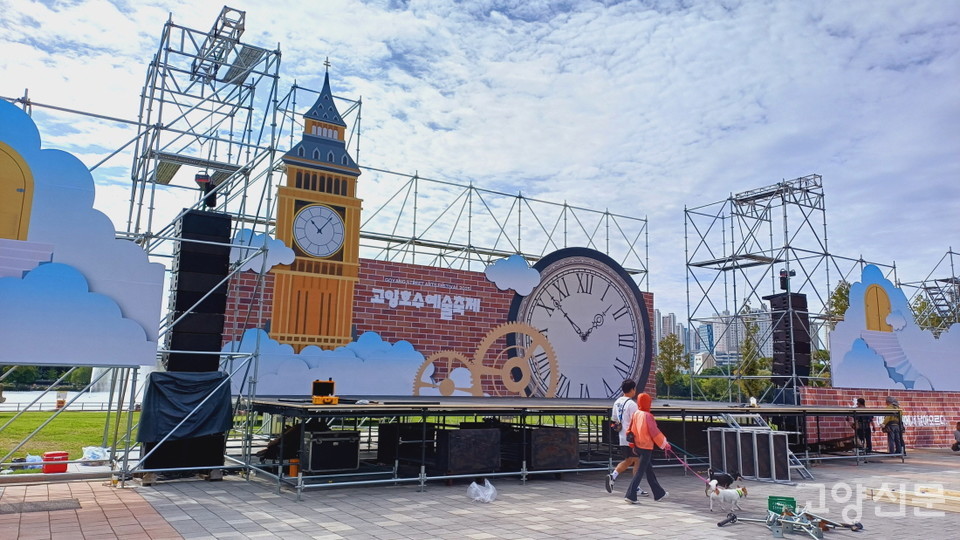 가을꽃축제장과 가까운 한울광장에서는 주말에 열리는 또하나의 가을 이벤트인 고양호수예술축제(26~28일) 준비가 한창이다.  