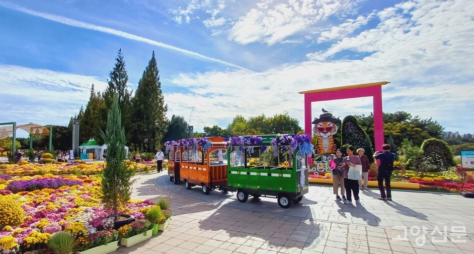 관람객들의 눈길을 끈, 꽃으로 장식된 꼬마열차.