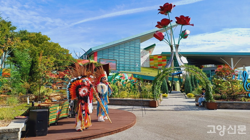 축제의 흥겨움을 더해주는 다채로운 공연.