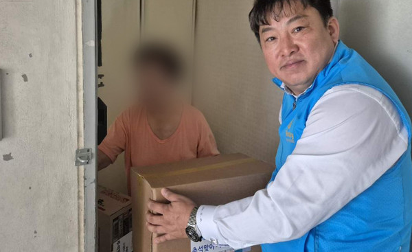  지역 내 취약계층 가정을 방문해 명절 선물을 직접 전달했다.
