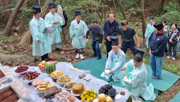  효자동 주민자치회가 북한산 자락에서 전통 산신제를 올리며 주민들의 무사 안녕과 풍요를 기원했다.