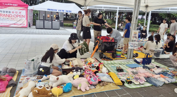화정2동 주민자치회가 화정중앙공원에서 ‘꽃담터(어린이장터)’를 열고 있다. 