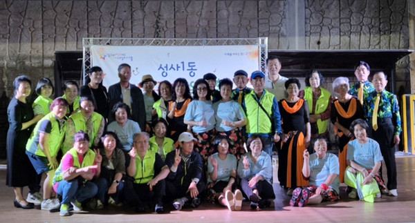 성사1동 주민자치회가 지역 주민과 함께하는 ‘가을풍경음악회’를 개최했다.