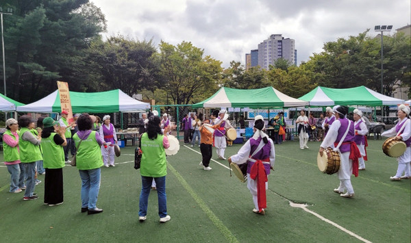 주교동 주민자치회가 마을축제 ‘한마음 플리마켓&음악회’를 열었다.