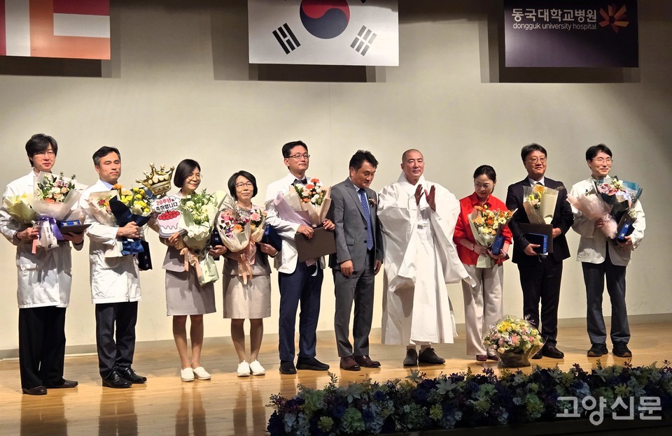 20년 근속상을 비롯해 이날 각종 표창을 받은 교직원들이 돈관 스님 등 주요 내빈과 함께 기념 촬영을 했다.