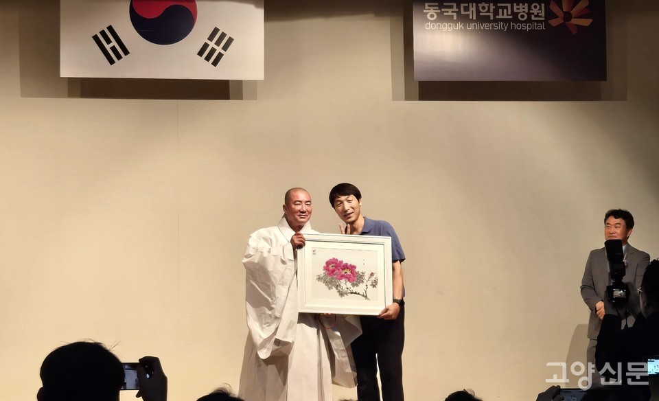 돈관 스님이 기념식에서 생일을 맞은 교직원에게 깜짝 선물을 전달했다.