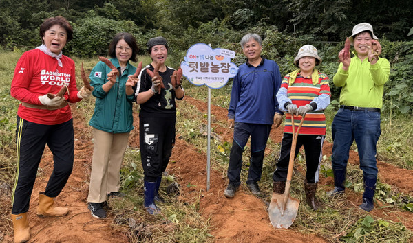 주교동 지역사회보장협의체가 고구마를 수확해 지역 내 취약계층 가구에 전달했다. 