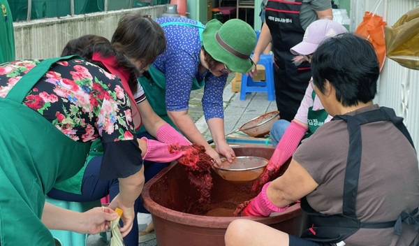 반찬을 만들고 있는 주엽2동 새마을부녀회원들.