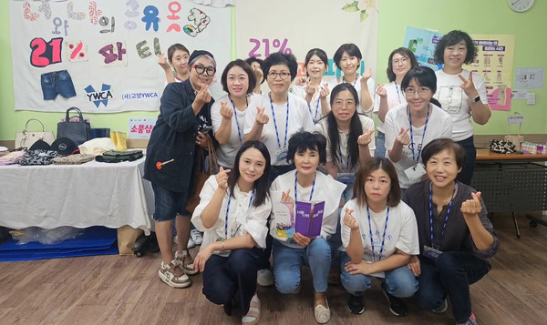 교환파티 현장에서 관계자들이 함께 했다.