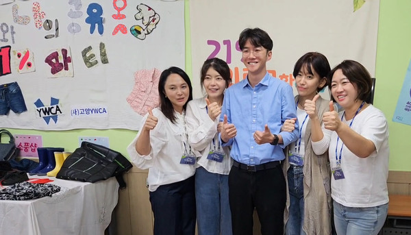  최성원 시의원이 행사 관계자들과 포즈를 취했다. 