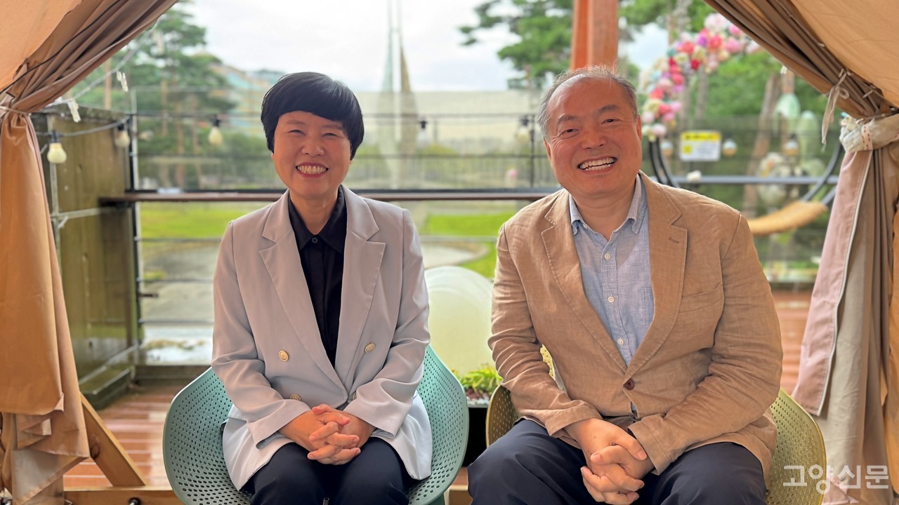 송영주 고양시 민생대회 공동대표(왼쪽), 김범수 고양시민회 정책위원장 