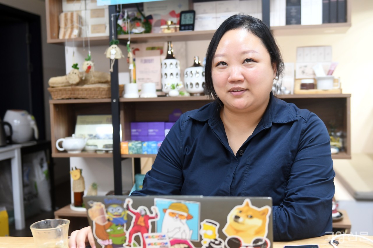 24일 일산동구 중산동에 자리한 사무실에서 인터뷰를 진행한 김재연 네촌사회적협동조합 대표