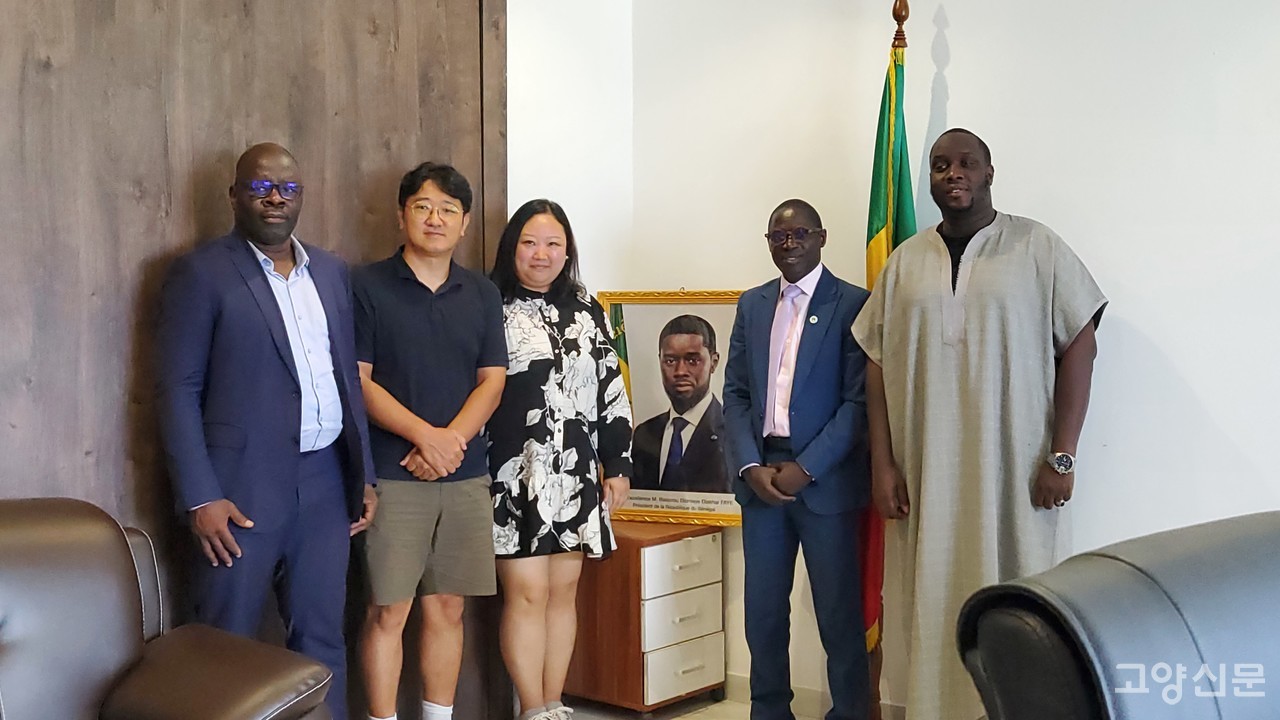 김재연 네촌사협 대표(사진 가운데)와 이승용 이사(왼쪽)가 세네갈 재조림청(ASERGMV)을 방문한 모습