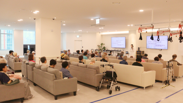 노인 구강 보건 교육 모습 [사진제공 = 사과나무치과병원]