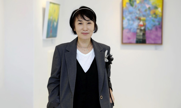 김현경 작가.  이번 전시회에서 신앙적 성찰과 예술적 열정을 담은 작품들을 선보였다. 