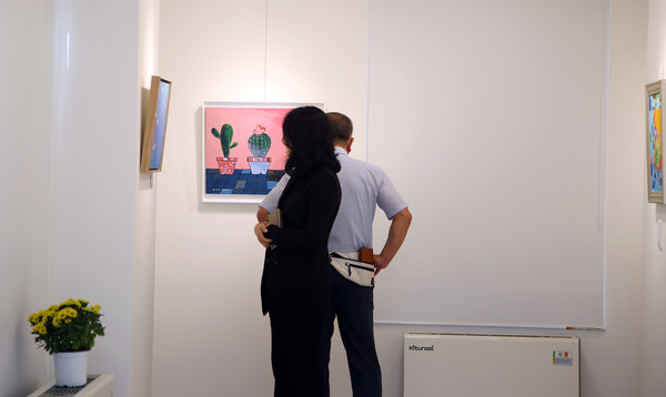 해밀서정갤러리에서 작품을 감상하는 관람객들.