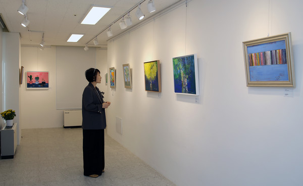 김현경 작가가 작품을 이야기 하기위해 설명을 준비하고 있다.