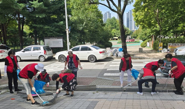 중산1동이 ‘쓱싹쓱싹 중산1동 클린업, 깨끗하고 행복한 동네 만들기’ 마을대청소를 했다. 
