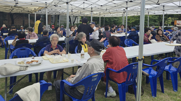  일산노인종합복지관이 이용회원과 지역주민 등이 참여해 바자회를 열었다.