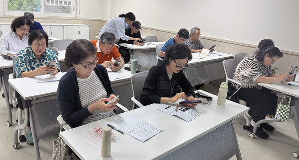  어르신들이 스마트폰 교육을 받고 있다.