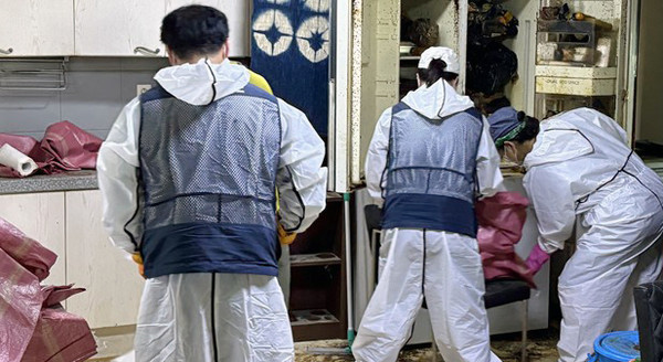  ‘갓피플’과 주민활동가가 주거환경 개선 활동을 진행하고 있다