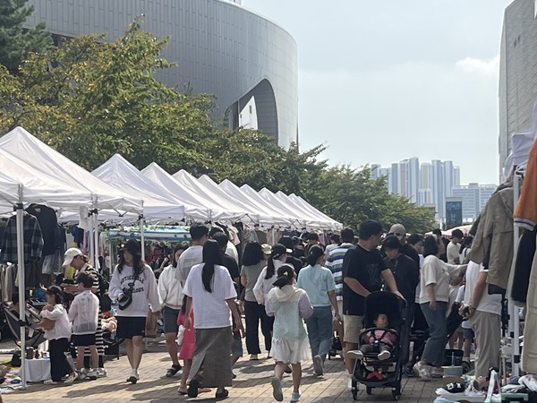 9월 27일 고양시 원마운트에서 열린 고양교육지원청의 ‘꽃과 나눔의 장’ 행사에 약 800여 명의 청소년과 시민들이 참여해 성황을 이뤘다. [사진제공= 강수진 고양교육지원 주무관]