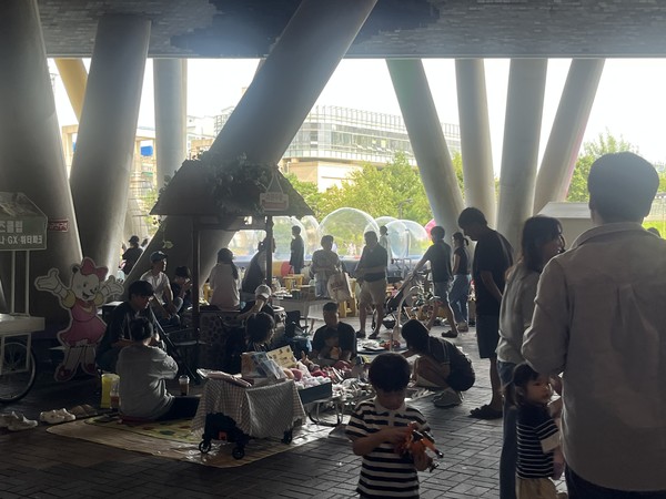 청소년과 지역사회가 동참해 활기찬 나눔의 장터를 만들었다. 