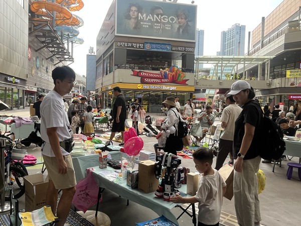 청소년들이 직접 기획하고 운영한 일산 벼룩시장 ‘꿈판 아이디어 마켓’과 화훼 체험 부스가 방문객들의 발길을 붙잡았다. 
